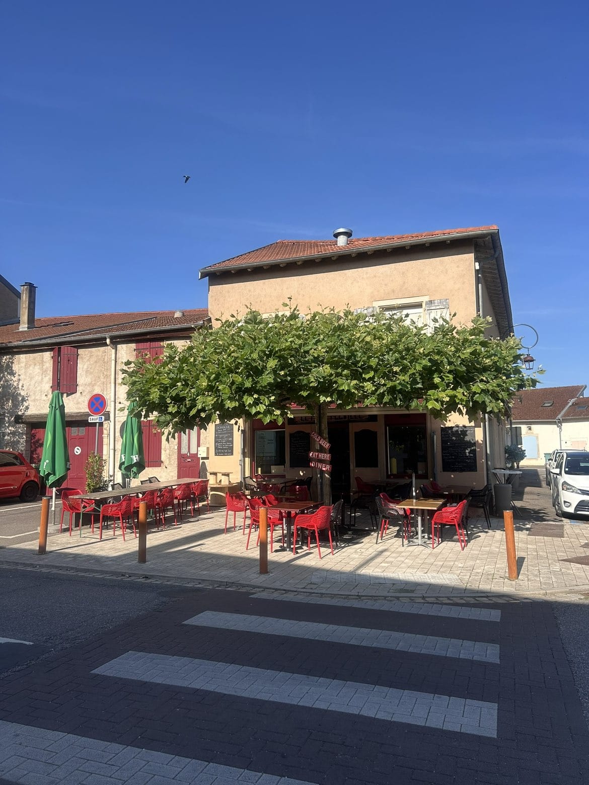 La façade et la terrasse du P'tit Fléville