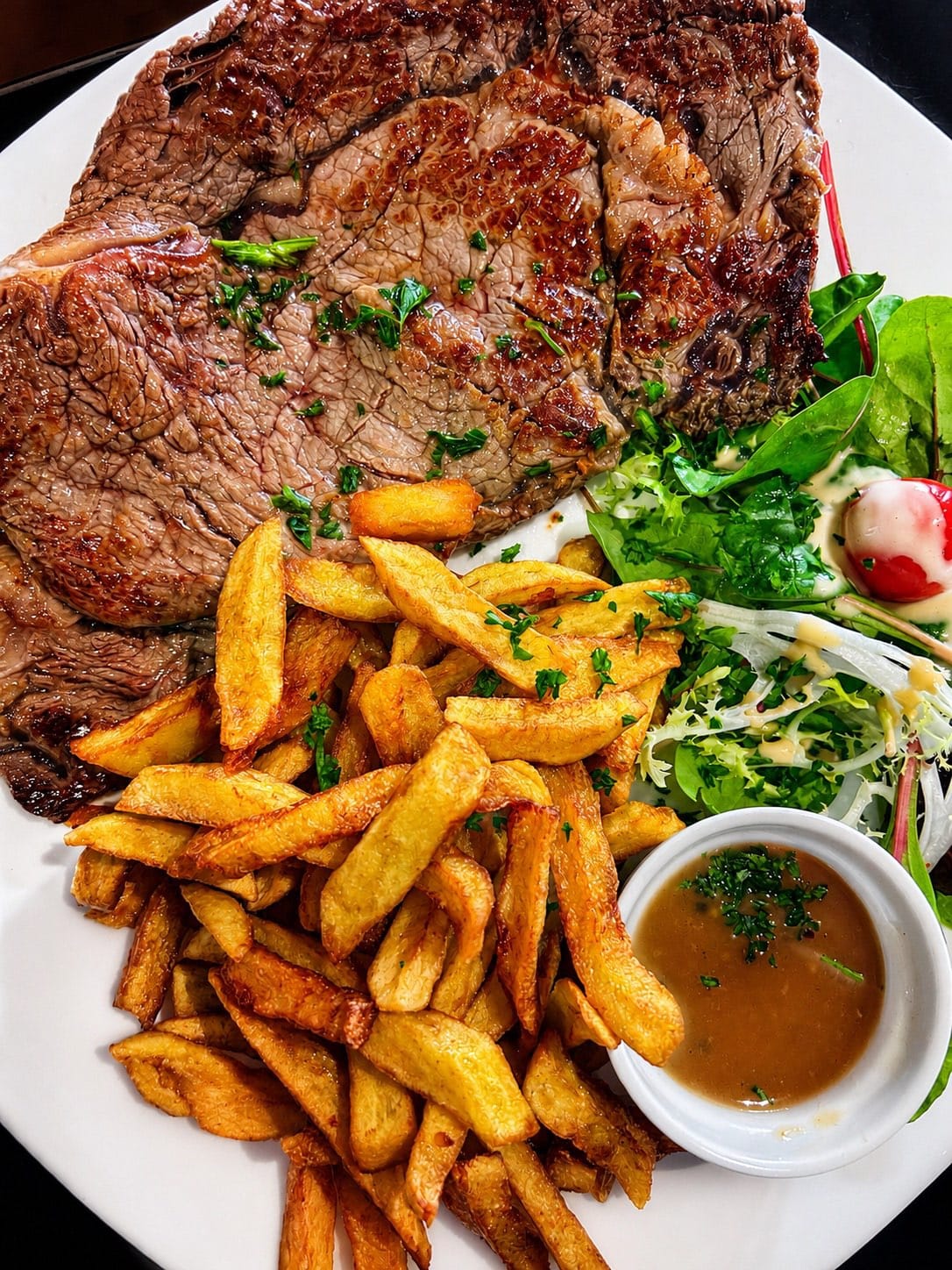 Entrecôte grillée, frites maison
